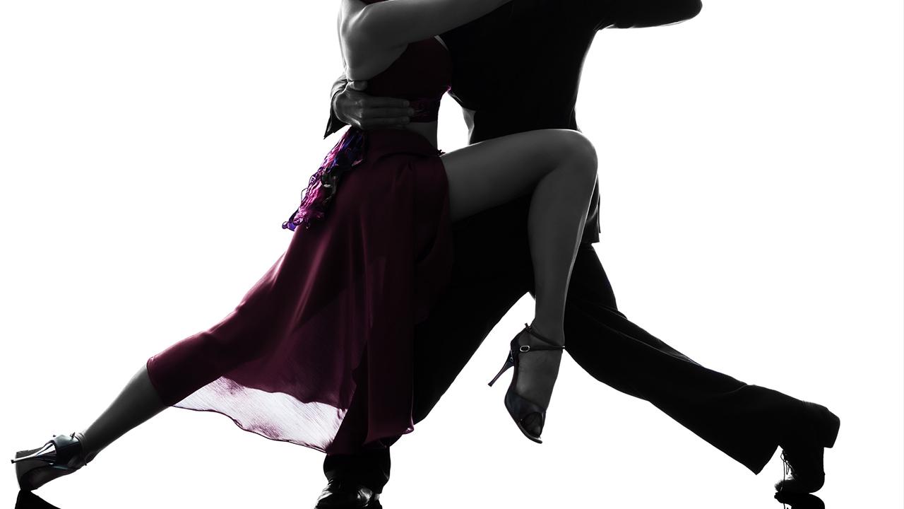 Tango lernen- tolle Erfahrung für Pärchen - ein Pärchen tanzt Tango