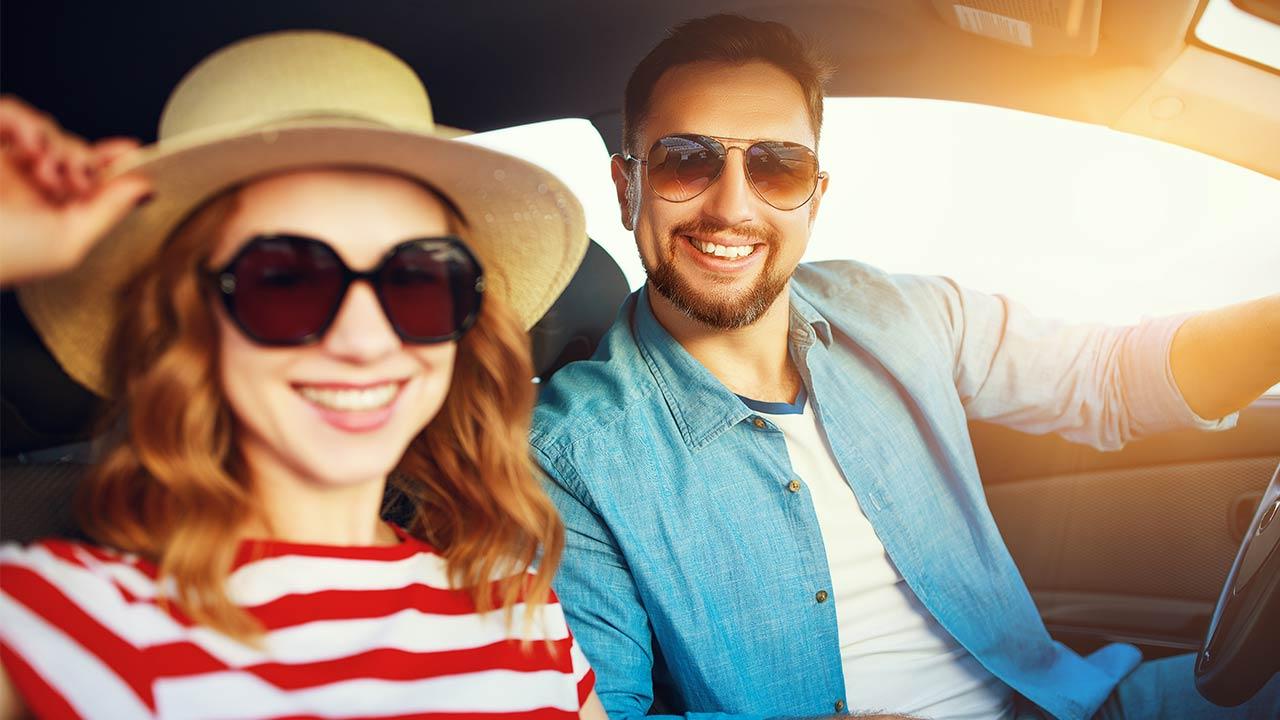 Sonnenschutz im Auto - Glückliches Paar im Auto