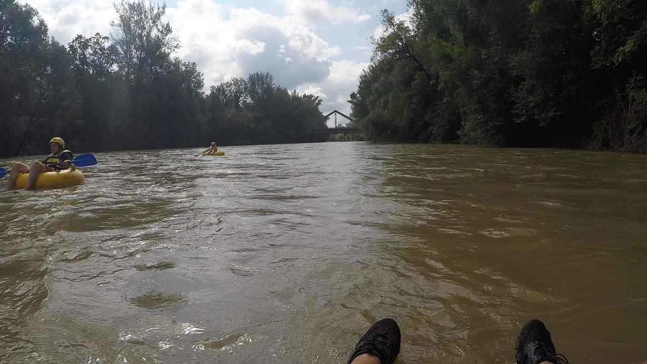 Tubing – mit dem Schlauch über den Fluss paddeln - durch den Fluss