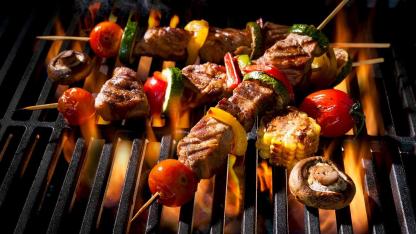 Grill Gadgets für das perfekte Barbecue - Schaschlikspieße mit Fleisch und Gemüse