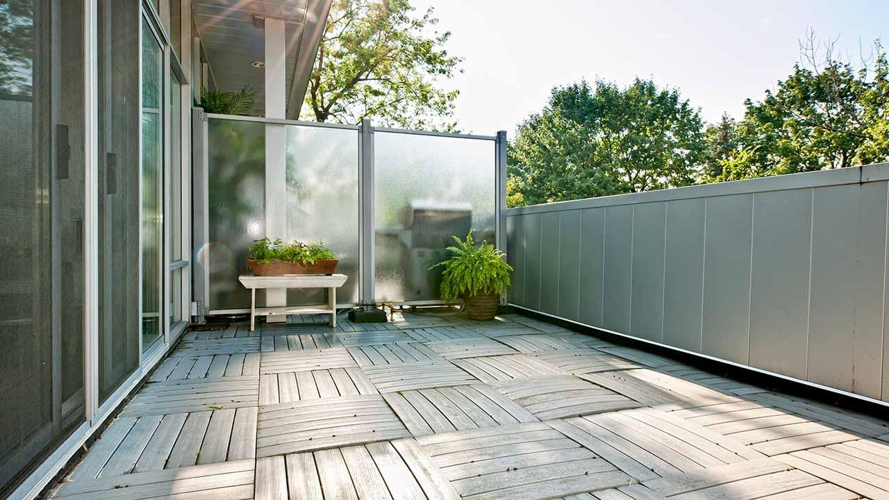 Gestalten Sie Ihren Balkon neu - Holzbodenplatten