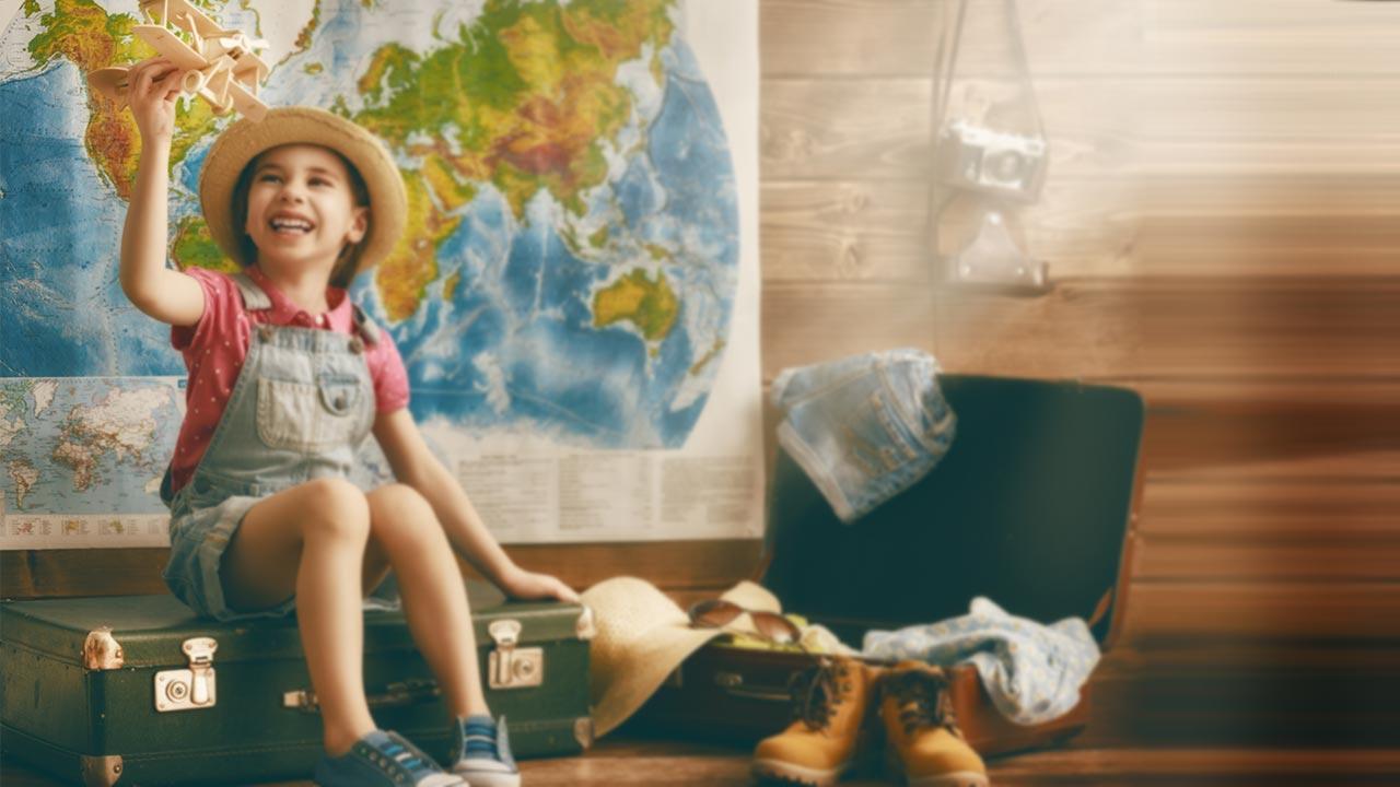 Auswandern - Kind sitzt auf Koffer mit Flugzeug in der Hand