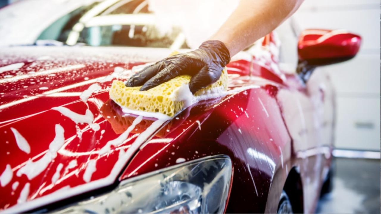 Lackpflege - Rotes Auto wird gewaschen