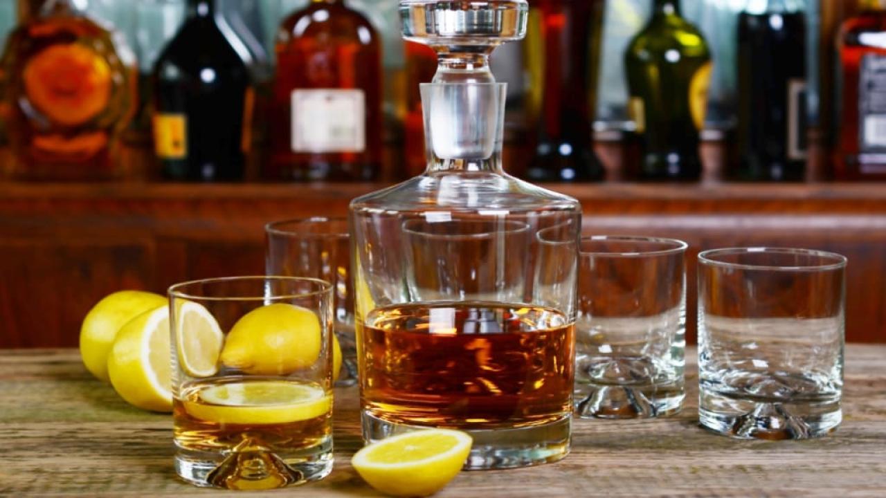 Brauen + Destillieren - Whiskyflasche mit Gläsern