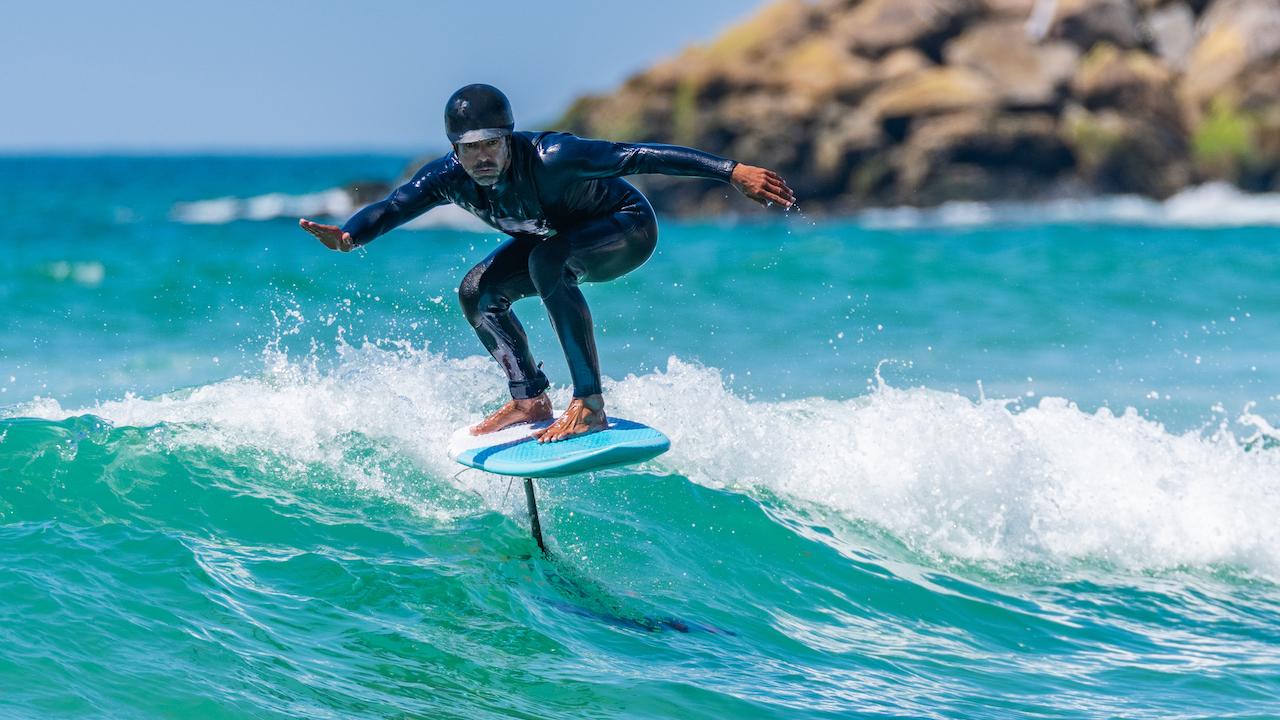 Hydrofoil-Surfing - Mann auf Brett reitet eine Welle