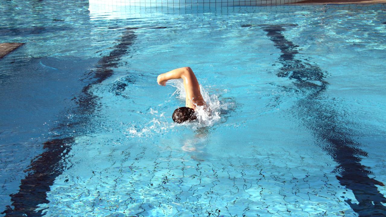 Badeunfälle vermeiden - Mann schwimmt im Becken