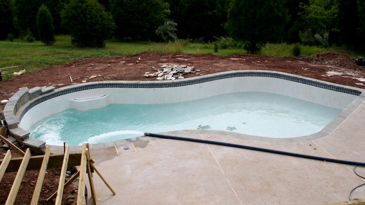 Gartenpool - Bauphase eines Pools im Garten