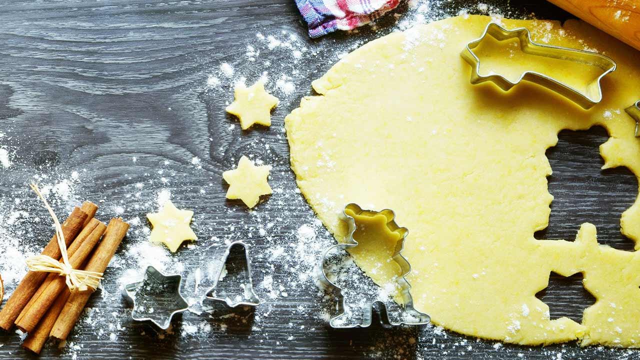Leckere Weihnachtsbäckerei - Kekse ausstechen