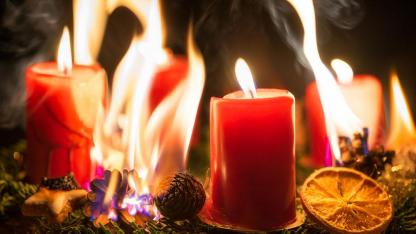 Brandschutz Vorsichtsmaßnahmen für Weihnachten und Silvester - Adventkranz brennt