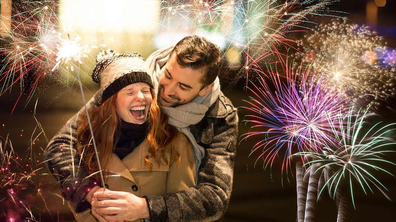 10 Dinge die man an Silvester vermeiden sollte - Pärchen im Feuerwerk
