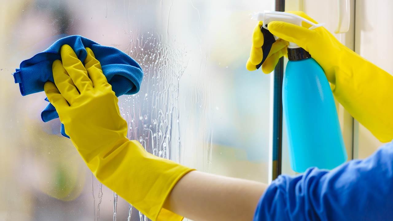  Wie putzt man Streifenfrei Fenster - mit Handschuhen