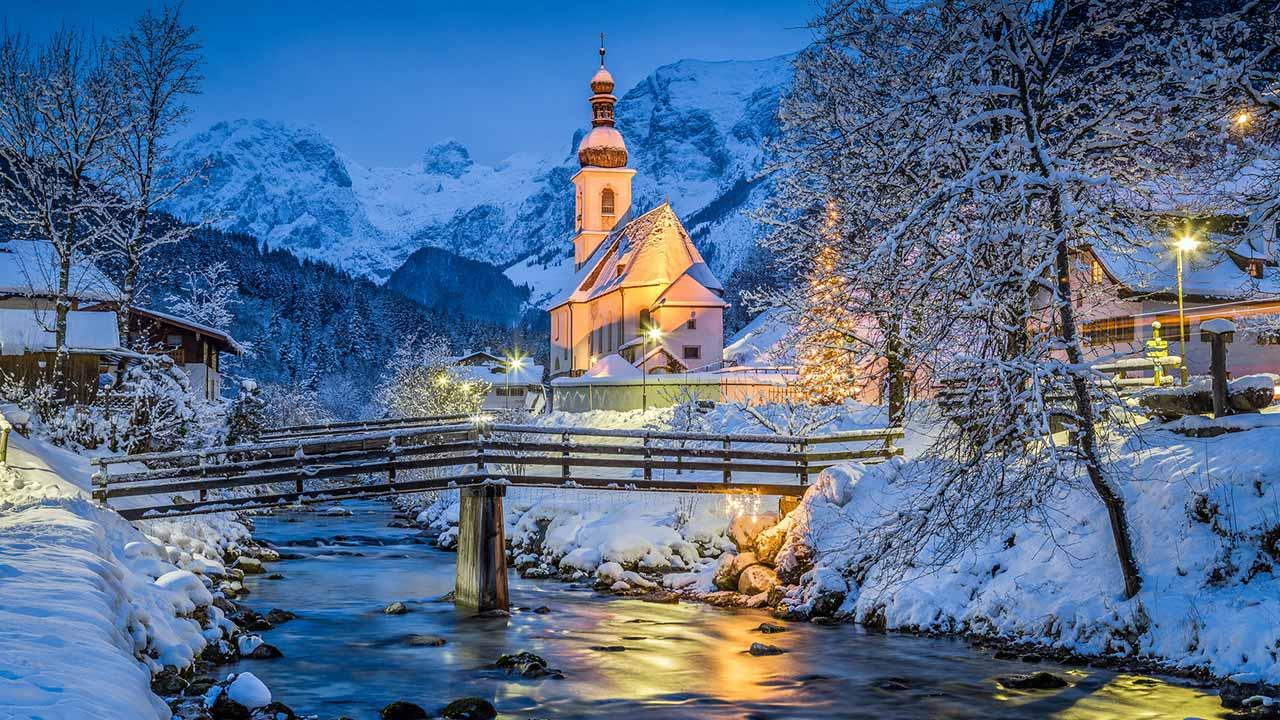 Winterwanderungen durch das Salzburger Land - abendliche Kirche in der Ramsau