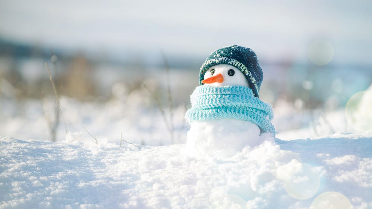 Mit den Kindern einen Schneemann bauen - kleine mit Schal