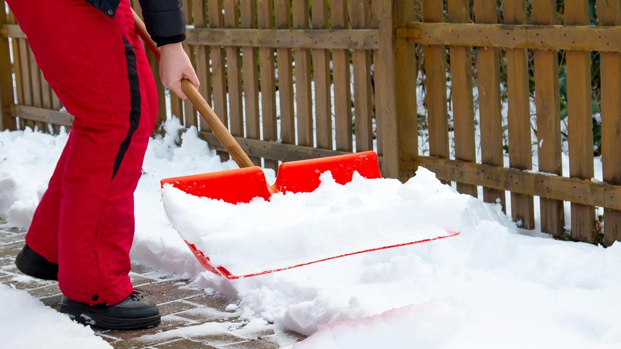 Tipps für Anschaffung einer neuen Schneeschaufel - Kunststoff in Rot