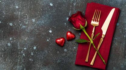 Ein romantisches Valentinsessen planen - Essgedeck mit Rosen
