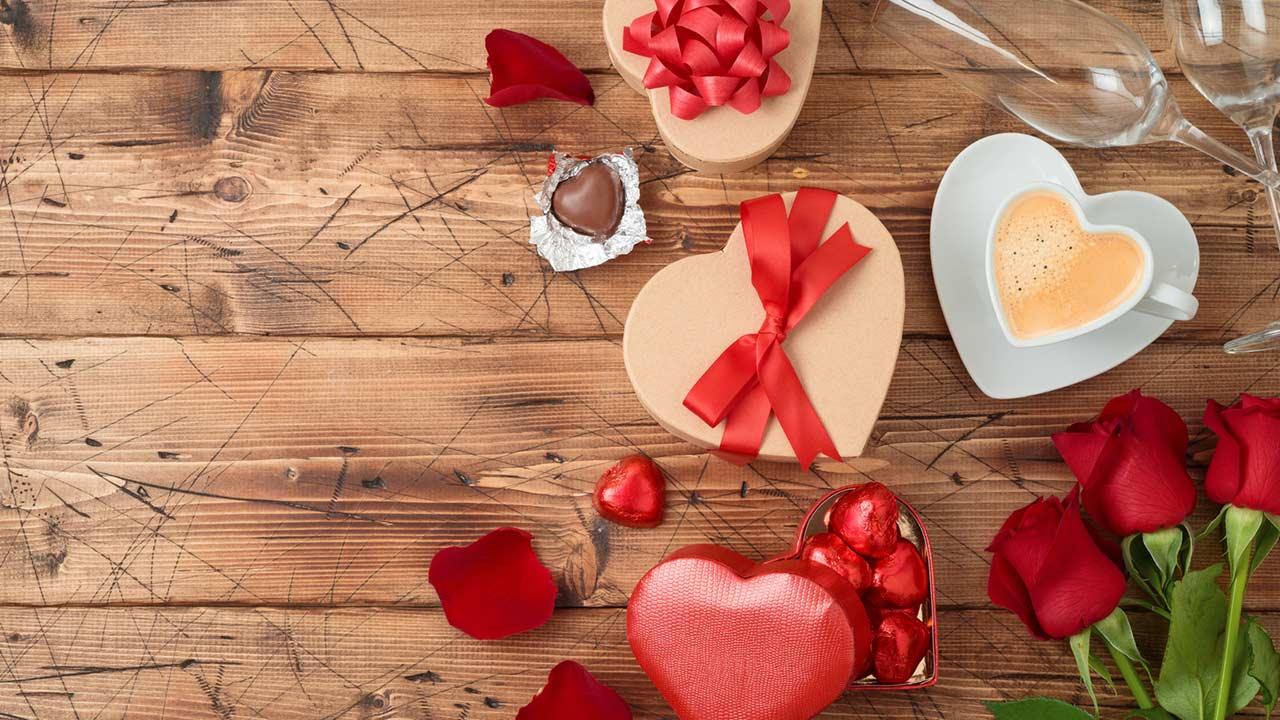 Ein romantisches Valentinsessen planen - schön gedeckter Tisch