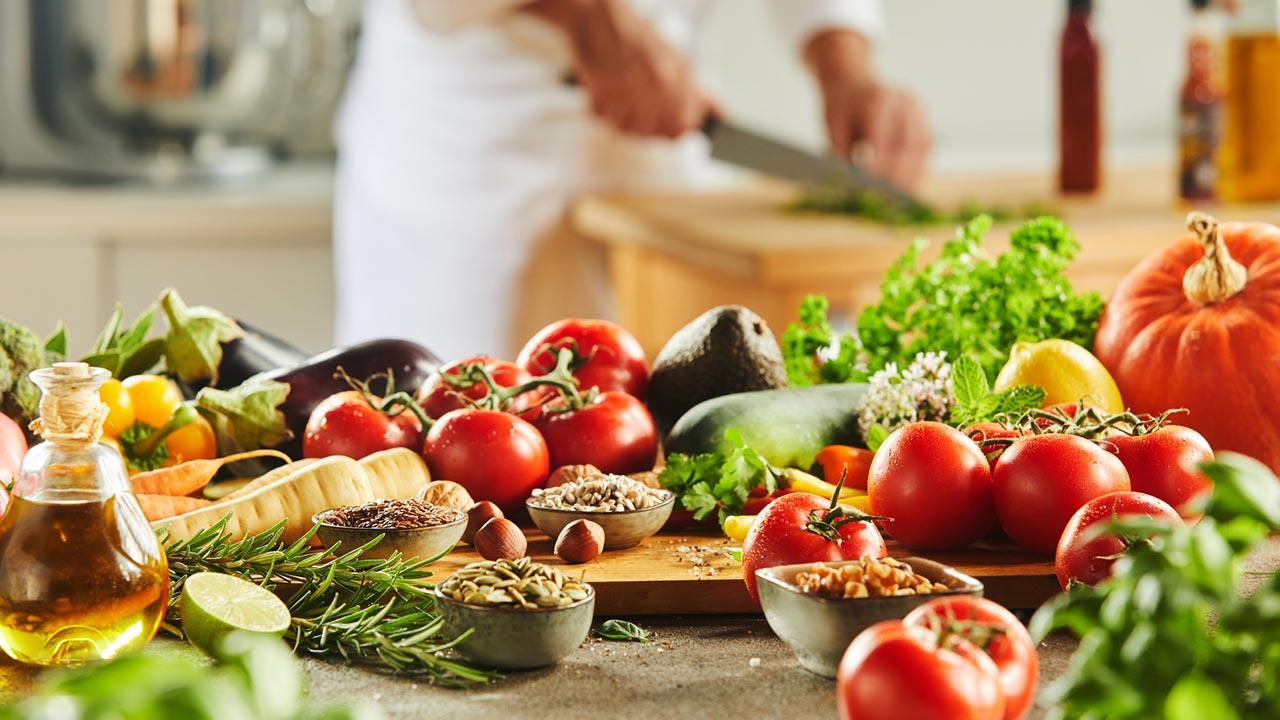 Vegane Ernährung ausprobieren zur Fastenzeit - Koch mit veganen Lebensmittel
