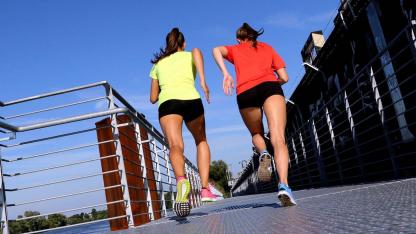 Laufkleidung richtig auswählen - 2 Frauen beim Laufen