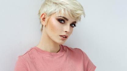 Tipps für das beste Frühjahrs Makeup - Blondine mit kurzem Haar