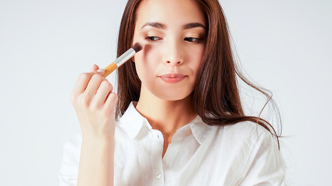 Tipps für das beste Frühjahrs Makeup - Frau schminkt die Augen