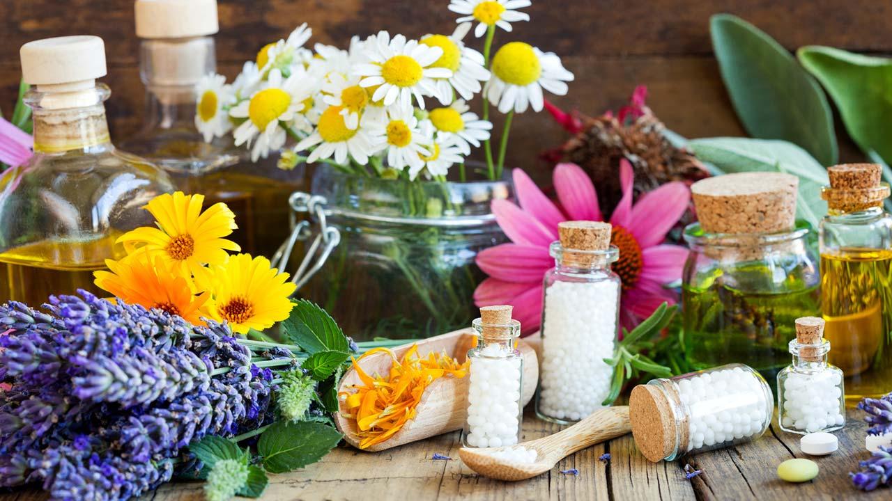 Homöopathie gegen Frühjahrsmüdigkeit - Pillen und Blüten