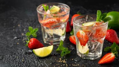Gin Tonic mit Beeren - mit Erdbeeren