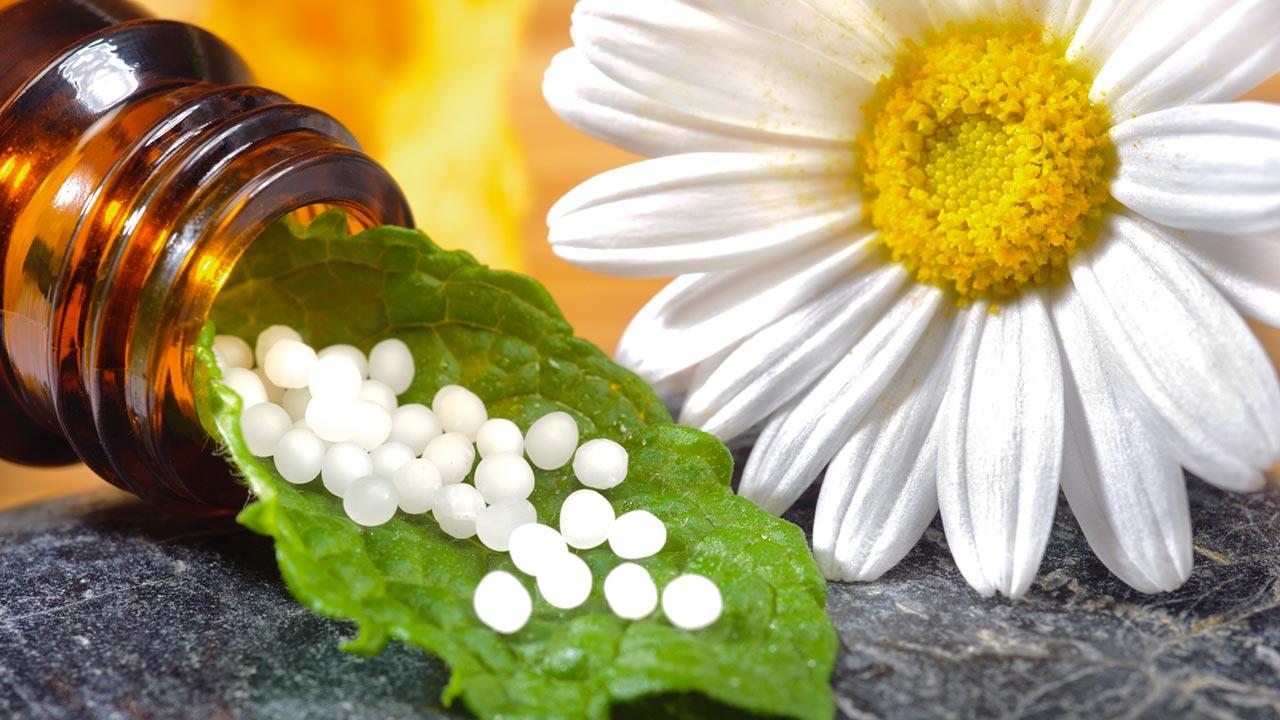 Homöopahtie gegen Allergien - Pillen und Blüten