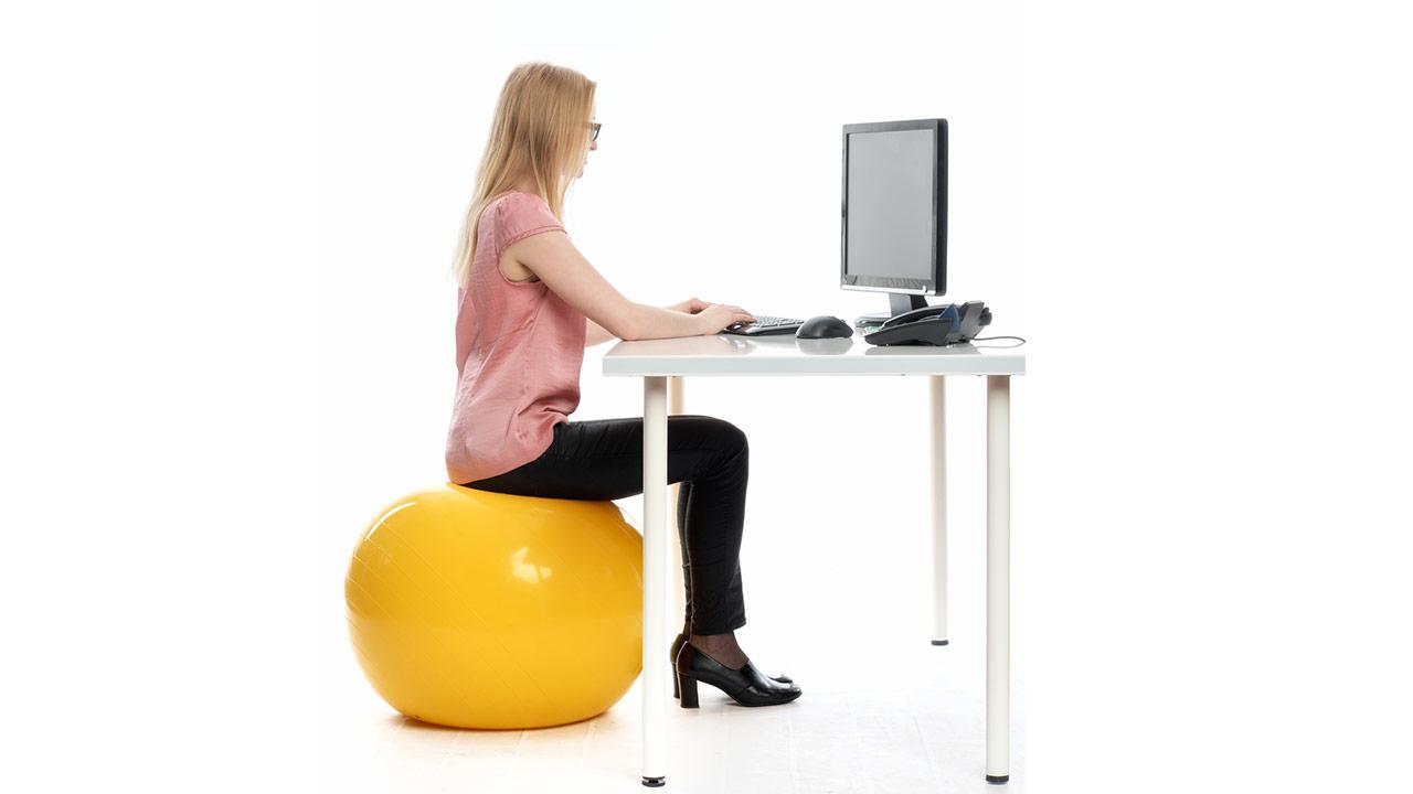 Tipps gegen Rückenschmerzen - der richtige Arbeitsplatz - Sitzball