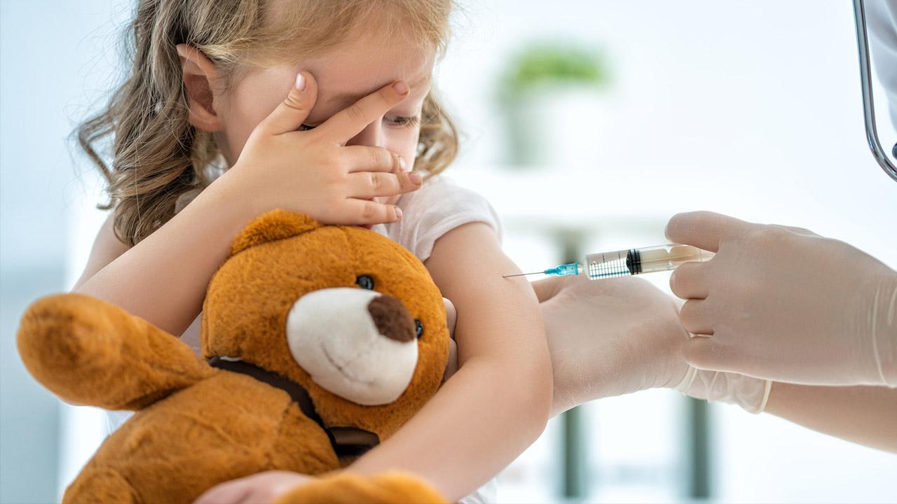 Impfpflicht pro und contra / kleines Mädchen bei einer Impfung