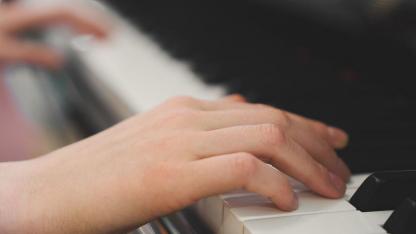 Klavier spielen - So legen Sie los / Hände die Klavier spielen