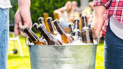 Getränke - Tipps für Ihre Gartenparty / Bier in einem Eimer voll Eis