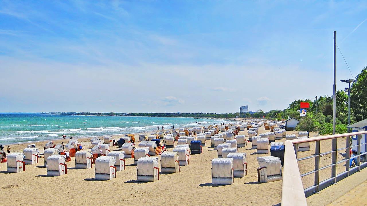 Den Sommer kühl verbringen an der Ostsee / viele Strandkörbe am Timmendorfer Strand