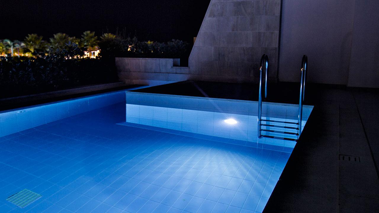 Solarlichter - Nachhaltige Beleuchtung für meinen Pool - bei Nacht