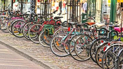 Mit dem Rad die Stadt erkunden: Nürnberg / Fahrradständer voll mit Fahrrädern