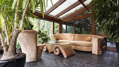 Ein Wintergarten bringt nicht nur gutes Raumklima - mit Sofa