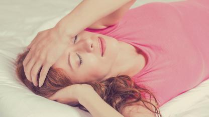 Leichter schlafen mit Homöopathie / Frau schläft schlecht
