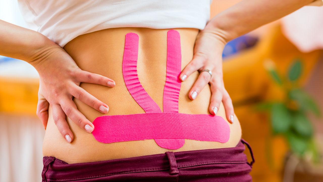 Taping - Hilft tapen gegen Rückenschmerzen? / eine Frau hat einen getapeden Rücken