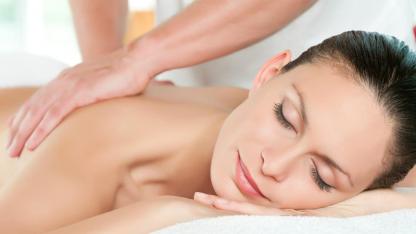 Tipps gegen Rückenschmerzen / Frau bekommt eine Massage