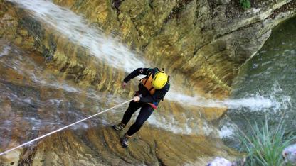 Canyoning am Gardasee - Abseilen im Wasserfall