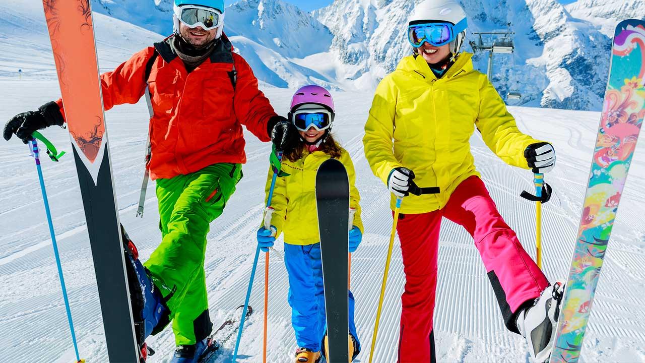 Welcher Ski passt zu mir ? / eine Familie beim Skifahren