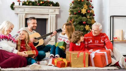 Die schönsten Weihnachtslieder / eine Familie singt Weihnachtslieder