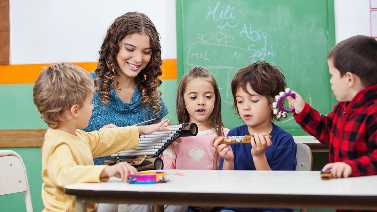 Die schönsten Weihnachtslieder / Kinder lernen Instrumente im Kindergarten kennen
