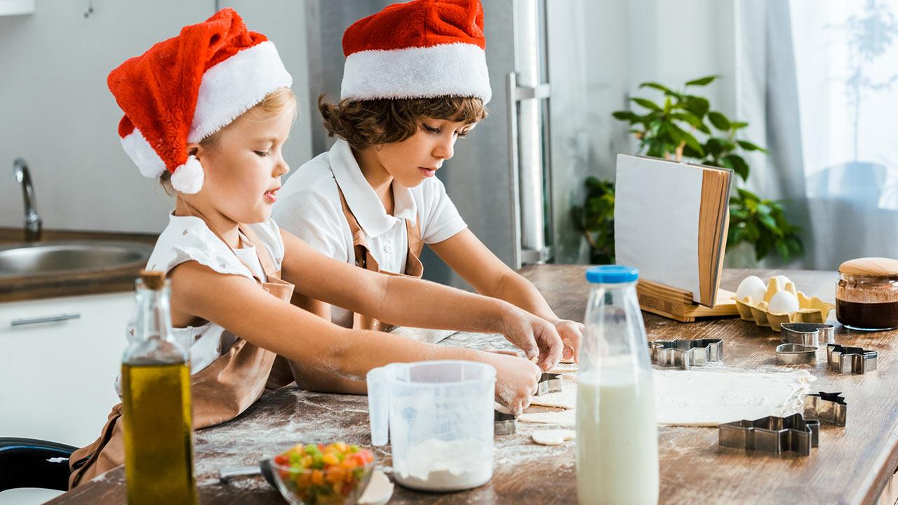 Weihnachtsplätzchen backen mit Kindern / zwei kleine Kinder backen Kekse