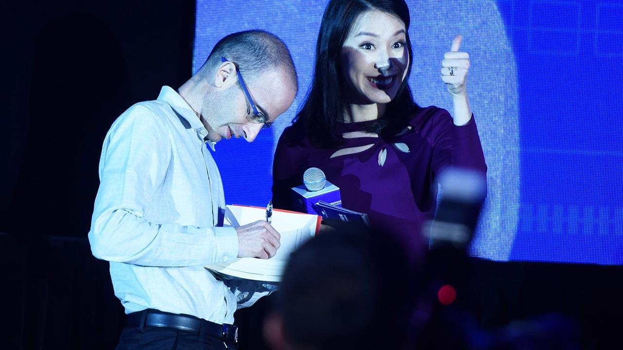 Buchtipp im Dezember: Eine kurze Geschichte der Menschheit / Yuval Noah Harari gibt ein Autogramm