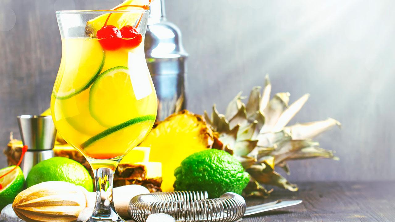 Fruchtige Bowlenrezepte für ihre Silvesterparty / eine Summerbowle mit Ananas