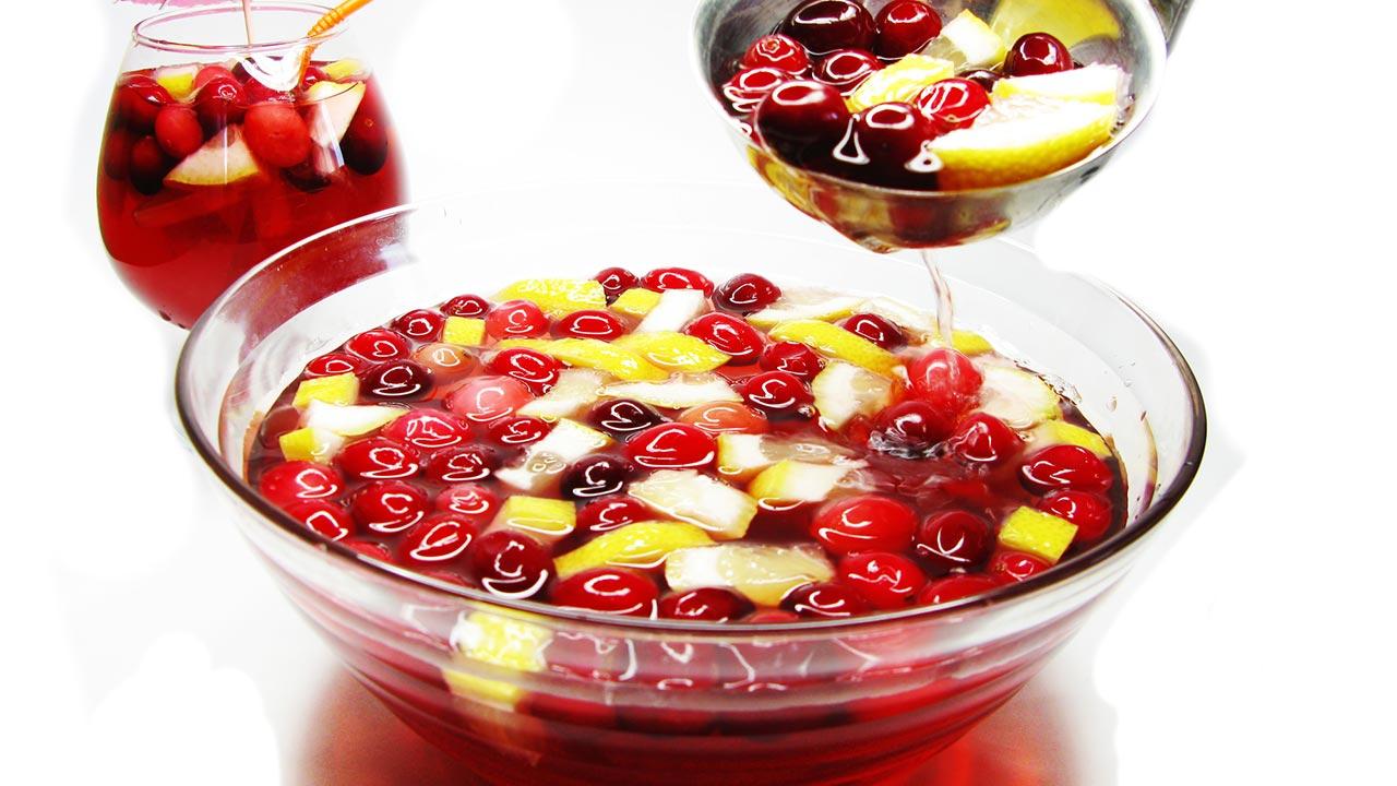 Fruchtige Bowlenrezepte für ihre Silvesterparty / eine Fruchtbowle