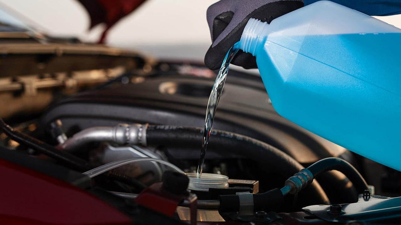 Die richtige Frostschutzmischung für Auto / Mann fühlt Frostschutzmittel in sein Auto