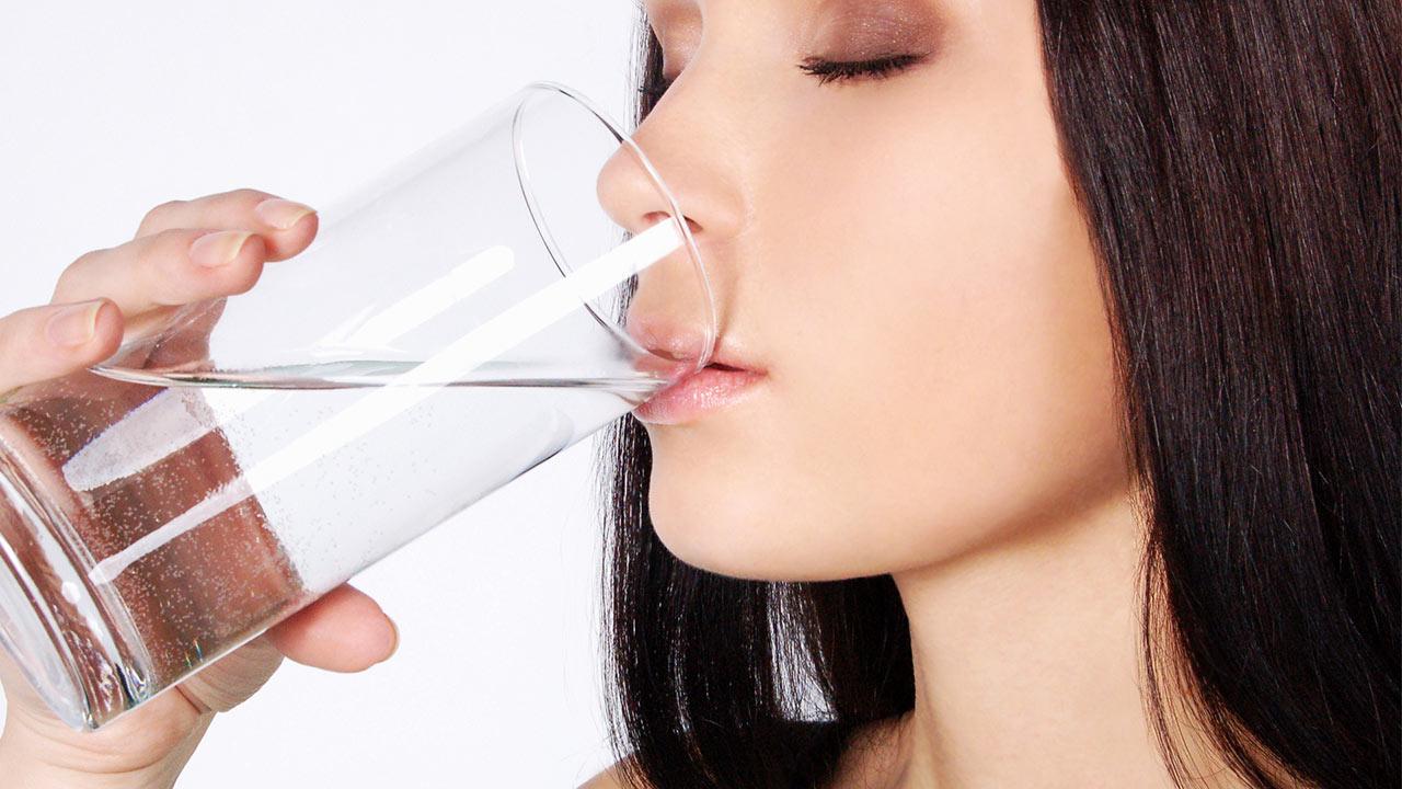 So bereiten Sie sich perfekt aufs Fasten vor - Frau trinkt Wasser