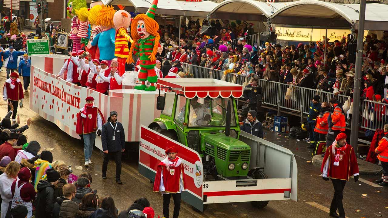 Kölner Straßenkarneval - ein bunter Umzugswagen in Köln