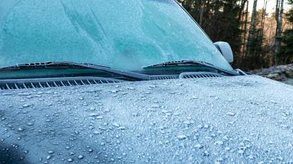 Standheizung für Auto - ein Auto mit gefrorener Scheibe